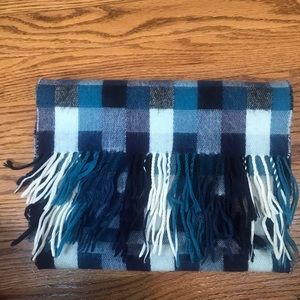 Men’s cashmere scarf.